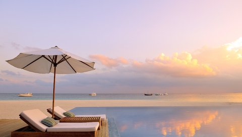 Обои море, пляж, курорт, лежаки, тропики, мальдивы, sea, beach, resort, sunbeds, tropics, the maldives разрешение 4035x2685 Загрузить