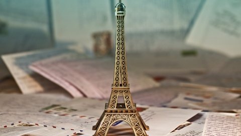 Обои статуэтка, эйфелева башня, бронза, письма, конверты, сувенир, figurine, eiffel tower, bronze, letters, envelopes, souvenir разрешение 1920x1200 Загрузить