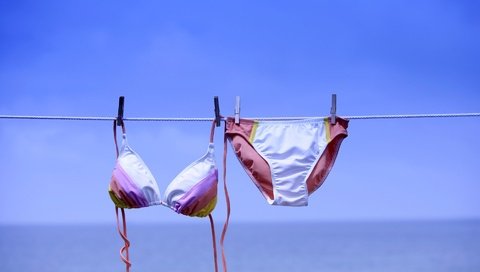 Обои купальник на бельевой веревке, swimsuit on the clothesline разрешение 1920x1200 Загрузить