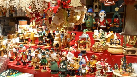 Обои коробки, новый год, встреча нового года, снежинки, рождественская, подарки, пряники, игрушки, игрушками, праздник, щелкунчики, снеговики, подсвечники, лавка, карусели, санта клаус, box, new year, snowflakes, christmas, gifts, gingerbread, toys, holiday, nutcrackers, snowmen, candlesticks, shop, the carousel, santa claus разрешение 3264x2448 Загрузить