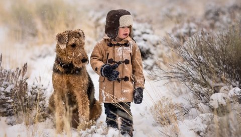 Обои снег, собака, мальчик, друзья, snow, dog, boy, friends разрешение 2048x1467 Загрузить
