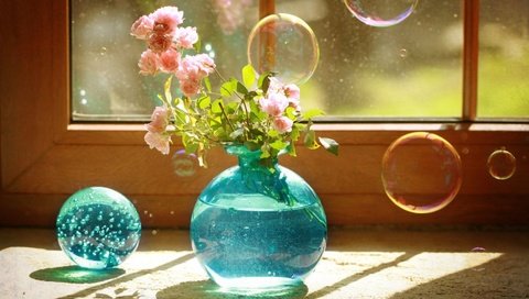 Обои мыльные пузыри, розы, стеклянный шар, пузыри, роз, шар, букет, окно, ваза, голубая, натюрморт, roses, glass globe, bubbles, ball, bouquet, window, vase, blue, still life разрешение 1920x1200 Загрузить