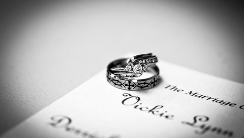 Обои чёрно-белое, кольца, свадьба, украшение, ювелирные изделия, обручальное кольцо, black and white, ring, wedding, decoration, jewelry разрешение 2048x1338 Загрузить
