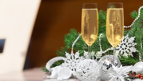 Обои новый год, елка, бокалы, рождество, шампанское, декорация, встреча нового года, довольная, new year, tree, glasses, christmas, champagne, decoration, happy разрешение 5419x3613 Загрузить