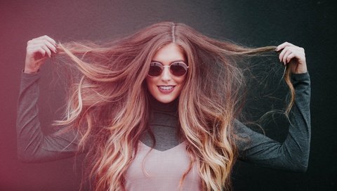 Обои девушка, настроение, улыбка, взгляд, очки, волосы, girl, mood, smile, look, glasses, hair разрешение 5472x3648 Загрузить