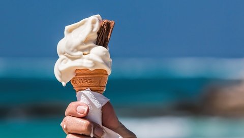 Обои рука, мороженое, пальцы, вафельный стаканчик, hand, ice cream, fingers, waffle cup разрешение 4462x2975 Загрузить