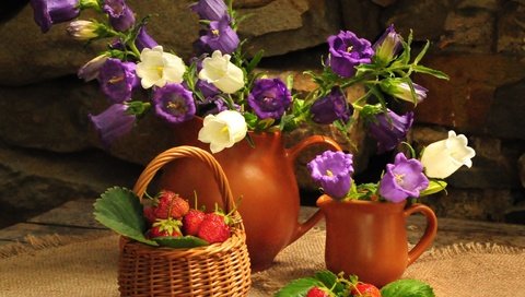 Обои цветы, клубника, ягоды, корзинка, натюрморт, кувшины, flowers, strawberry, berries, basket, still life, pitchers разрешение 2560x1962 Загрузить