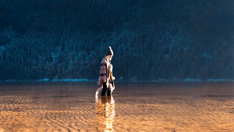 Обои река, горы, листья, девушка, модель, шапка, river, mountains, leaves, girl, model, hat разрешение 2048x1365 Загрузить