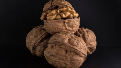 Обои орехи, макро, фон, ядро, черный фон, скорлупа, грецкие орехи, nuts, macro, background, -, black background, shell, walnuts разрешение 2048x1258 Загрузить
