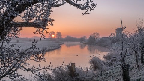 Обои деревья, река, снег, закат, зима, иней, мельница, trees, river, snow, sunset, winter, frost, mill разрешение 2048x1132 Загрузить