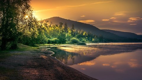 Обои деревья, озеро, горы, солнце, берег, лес, утро, рассвет, trees, lake, mountains, the sun, shore, forest, morning, dawn разрешение 1920x1200 Загрузить