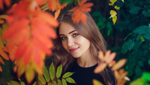Обои листья, девушка, настроение, улыбка, взгляд, осень, лицо, leaves, girl, mood, smile, look, autumn, face разрешение 2112x1188 Загрузить