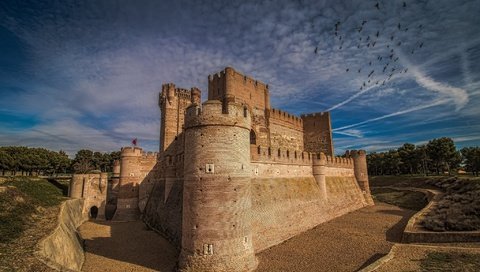 Обои небо, замок, испания, castillo de la mota, стая птиц, the sky, castle, spain, a flock of birds разрешение 2048x1340 Загрузить