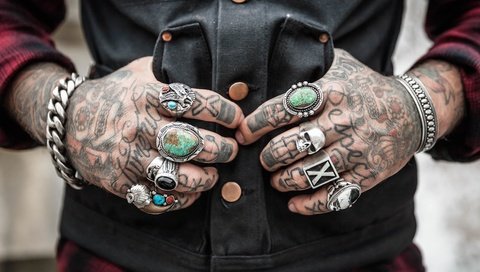 Обои стиль, дизайн, татуировки, руки, кольца, аксессуары, style, design, tattoo, hands, ring, accessories разрешение 4065x2710 Загрузить