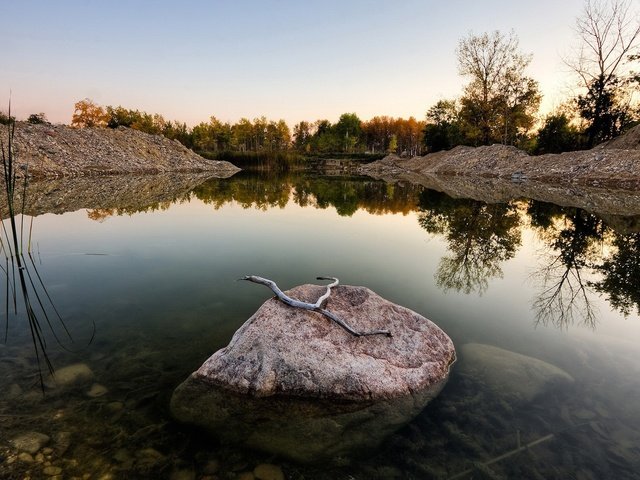 Обои небо, озеро, ветка, отражение, осень, камень, the sky, lake, branch, reflection, autumn, stone разрешение 1920x1200 Загрузить