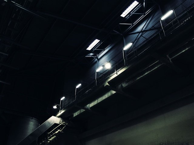 Обои лестница, фонарь, завод, склад, темнота, ladder, lantern, plant, warehouse, darkness разрешение 3000x2000 Загрузить