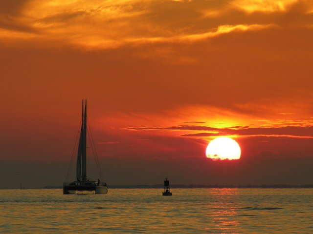 Обои закат, буй, катамаран, sunset, bui, catamaran разрешение 2560x1600 Загрузить