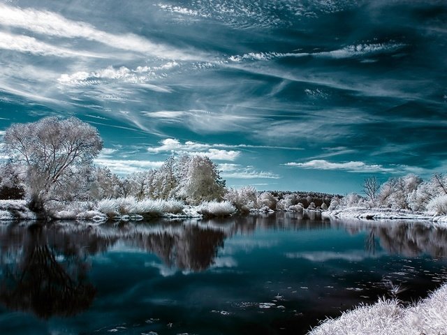 Обои вода, облачное небо, деревья и трава в инее, скоро зима, water, cloudy sky, the grass and the trees in frost, winter is coming разрешение 1920x1080 Загрузить