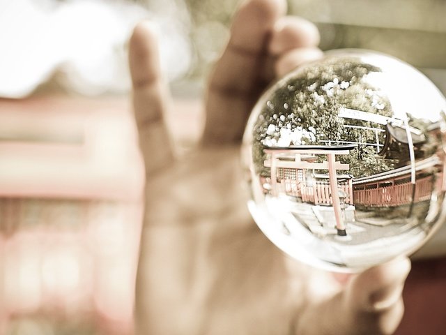 Обои шар, стеклянный шар, хрустальный, прозрачный стеклянный шарик, ball, glass globe, crystal, transparent glass ball разрешение 2560x1440 Загрузить