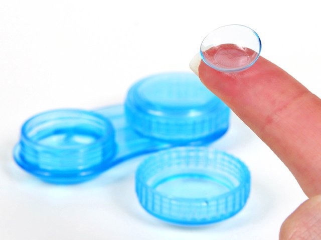 Обои палец, белый фон, оптика, линзы, contact lens, уход, контактные линзы, finger, white background, optics, lenses, care, contact lenses разрешение 3504x2336 Загрузить