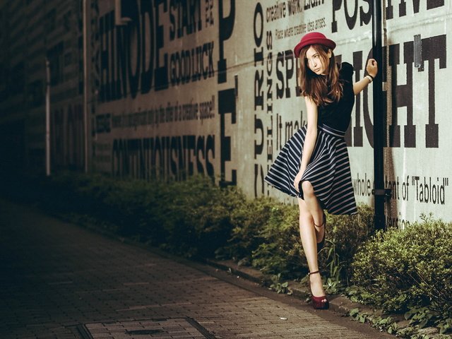 Обои ночь, девушка, стена, юбка, улица, ножки, шляпа, азиатка, night, girl, wall, skirt, street, legs, hat, asian разрешение 2046x1263 Загрузить