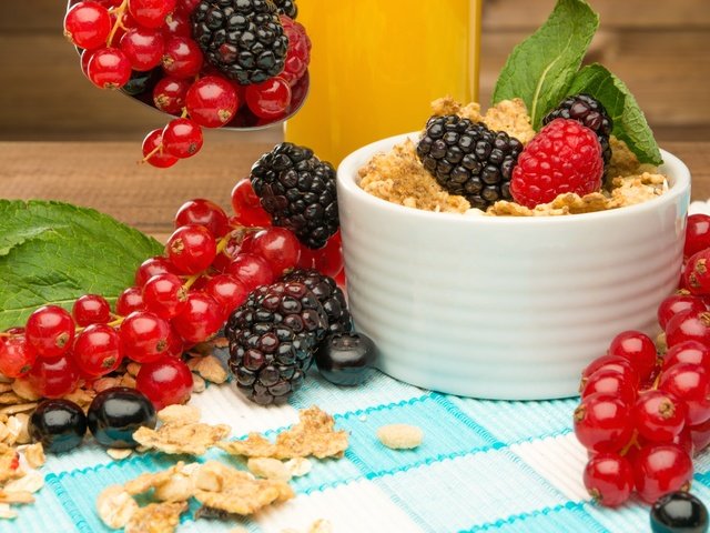 Обои ягоды, лесные ягоды, завтрак, хлопья, мюсли, парное, berries, breakfast, cereal, muesli, fresh разрешение 4859x4110 Загрузить