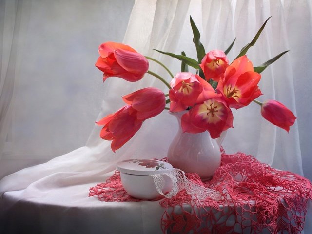 Обои цветы, букет, тюльпаны, ваза, салфетка, натюрморт, flowers, bouquet, tulips, vase, napkin, still life разрешение 1920x1274 Загрузить