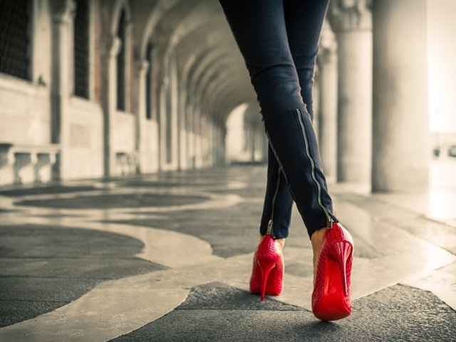 Обои девушка, джинсы, ножки, каблуки, туфли, красные туфли, girl, jeans, legs, heels, shoes, red shoes разрешение 2560x1706 Загрузить