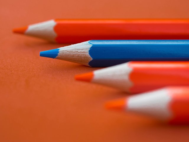 Обои синий, карандаши, оранжевый, цветные карандаши, blue, pencils, orange, colored pencils разрешение 3840x2400 Загрузить