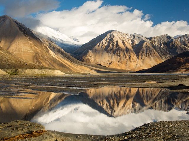 Обои небо, облака, озеро, горы, отражение, тибет, the sky, clouds, lake, mountains, reflection, tibet разрешение 1920x1280 Загрузить