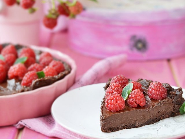 Обои малина, ягоды, шоколад, десерт, пирог, крем, raspberry, berries, chocolate, dessert, pie, cream разрешение 2560x1600 Загрузить