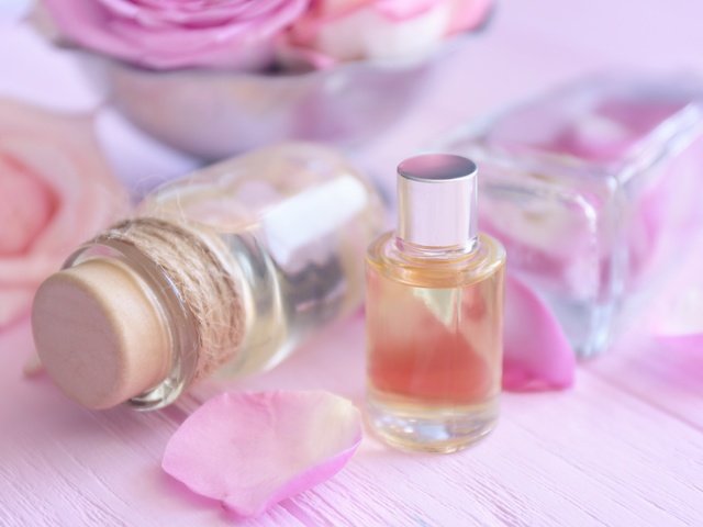 Обои цветы, розы, лепестки, масло, аромат, духи, флакон, flowers, roses, petals, oil, aroma, perfume, bottle разрешение 2880x1800 Загрузить