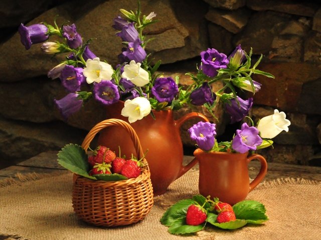 Обои цветы, клубника, ягоды, корзинка, натюрморт, кувшины, flowers, strawberry, berries, basket, still life, pitchers разрешение 2560x1962 Загрузить