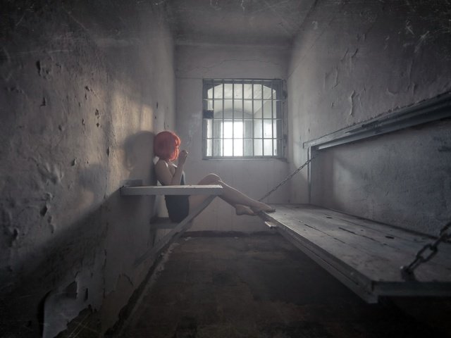 Обои девушка, тюрьма, камера, girl, prison, camera разрешение 2560x1606 Загрузить