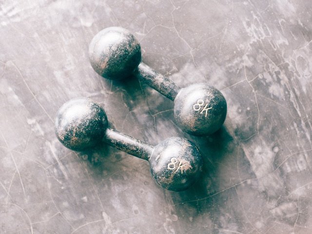 Обои две, гантели, старые, two, dumbbells, old разрешение 2439x1632 Загрузить