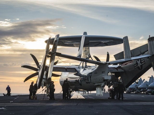 Обои e-2c hawkeye, палубный, дальнего, радиолокационного обнаружения, deck разрешение 2048x1152 Загрузить