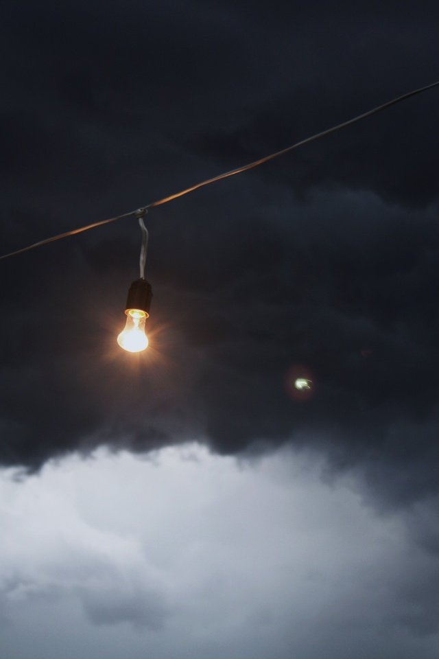 Обои тучи, лампочка, провод, clouds, light bulb, wire разрешение 3888x2592 Загрузить