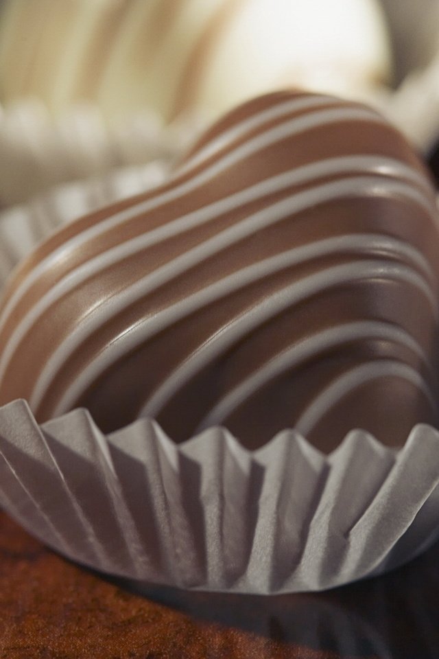 Обои конфеты, белый, шоколад, темный, сладость, десерт, вкусно, шоколадные конфеты, candy, white, chocolate, dark, the sweetness, dessert, delicious, chocolates разрешение 1920x1080 Загрузить