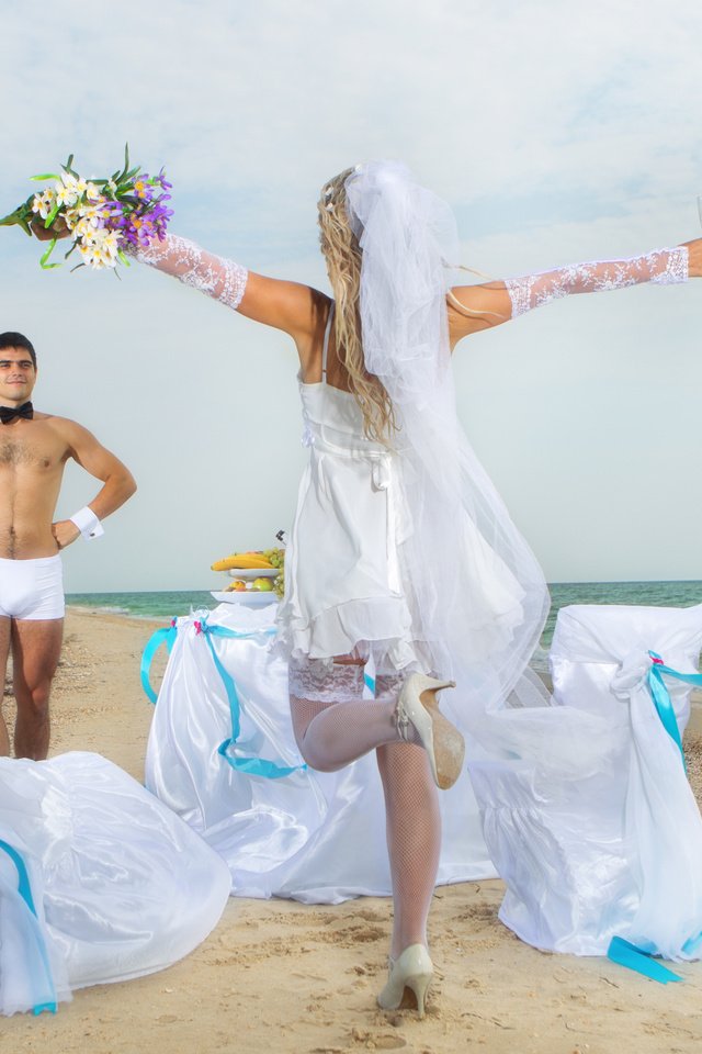 Обои цветы, девушка, море, пляж, парень, бокал, невеста, фата, flowers, girl, sea, beach, guy, glass, the bride, veil разрешение 2560x1600 Загрузить