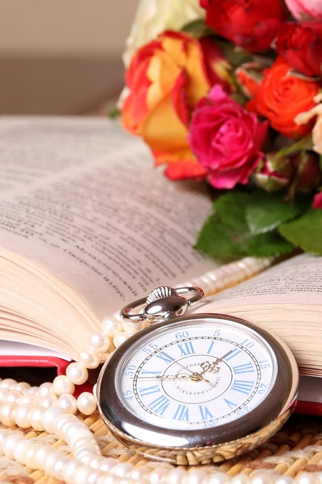 Обои розы, часы, букет, книга, ожерелье, roses, watch, bouquet, book, necklace разрешение 3600x2280 Загрузить