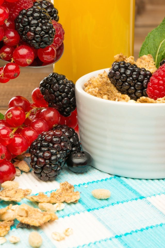 Обои ягоды, лесные ягоды, завтрак, хлопья, мюсли, парное, berries, breakfast, cereal, muesli, fresh разрешение 4859x4110 Загрузить