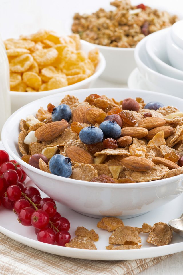 Обои орехи, ягоды, завтрак, молоко, смородина, миндаль, хлопья, голубика, nuts, berries, breakfast, milk, currants, almonds, cereal, blueberries разрешение 2048x1367 Загрузить