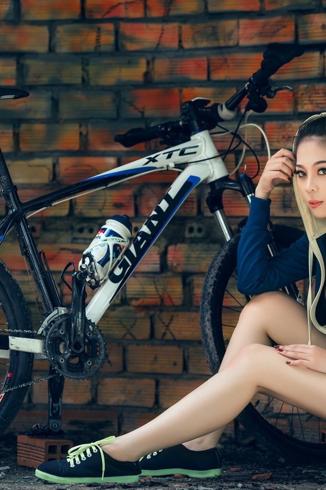 Обои девушка, ножки, велосипед, капюшон, джинсовые шорты, giant xtc 2016, girl, legs, bike, hood, denim shorts разрешение 2047x1335 Загрузить