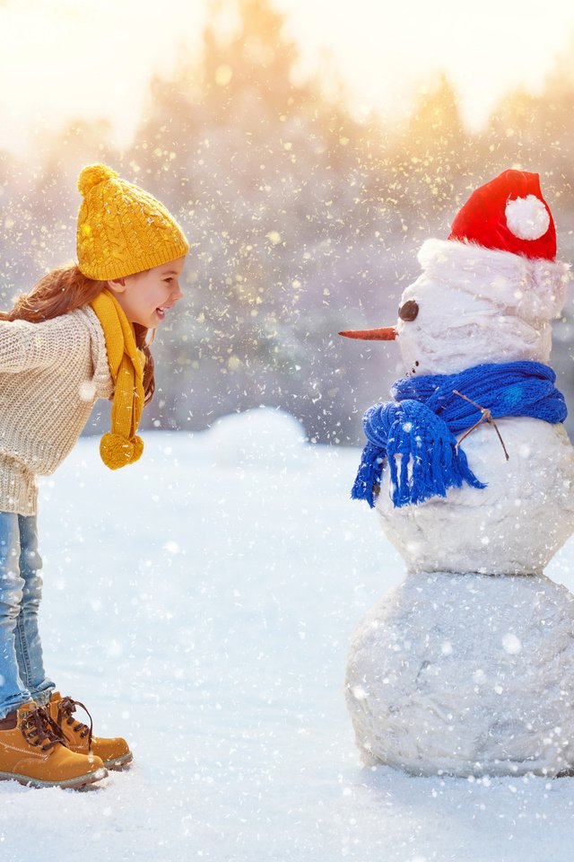 Обои снег, джинсы, новый год, свитер, зима, колпак, шарф, настроение, шапки, подарки, дети, девочка, снеговик, snow, jeans, new year, sweater, cap, winter, scarf, mood, caps, gifts, children, girl, snowman разрешение 5500x3865 Загрузить