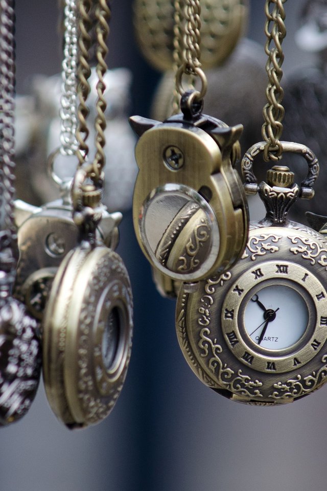 Обои украшения, часы, время, кулоны, цепочки, decoration, watch, time, pendants, chain разрешение 2880x1800 Загрузить