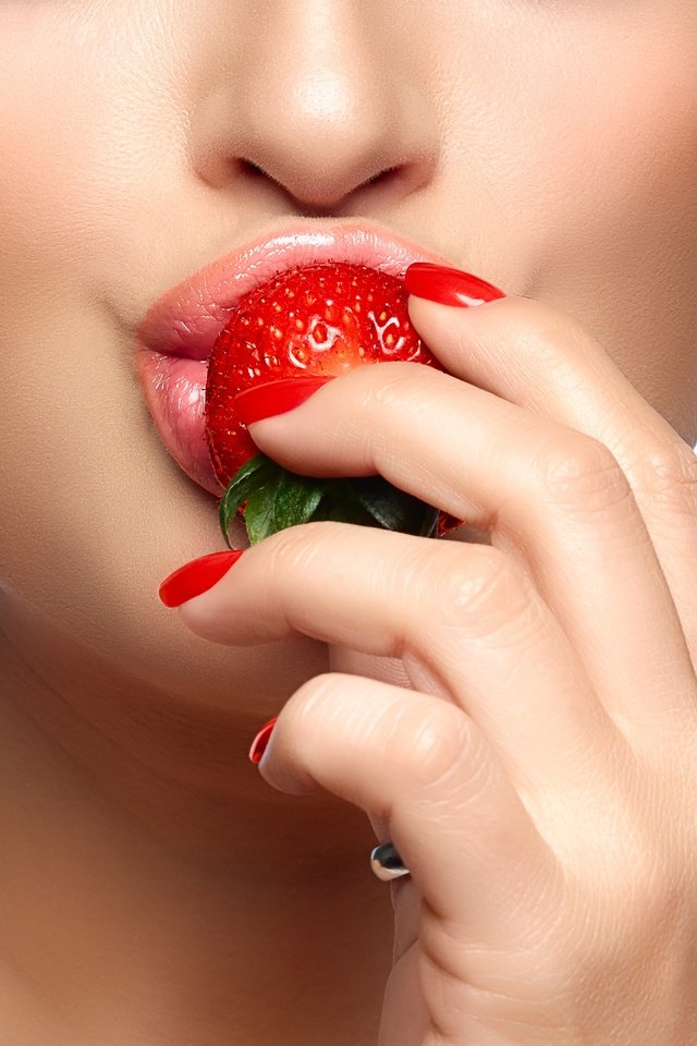Обои рука, девушка, фон, клубника, губы, лицо, hand, girl, background, strawberry, lips, face разрешение 8000x5277 Загрузить