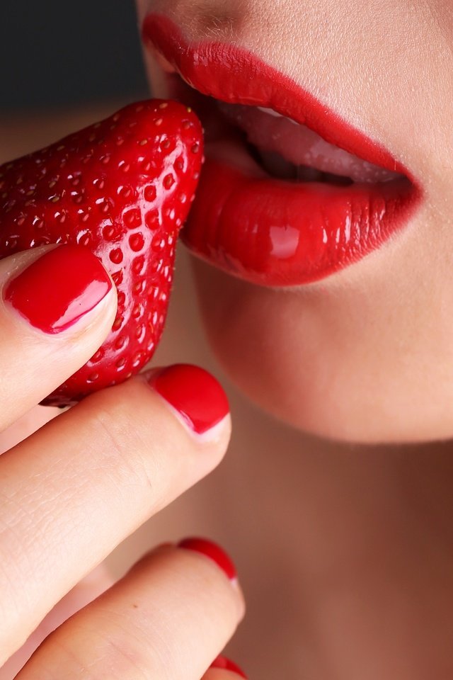 Обои девушка, клубника, губы, лицо, макияж, маникюр, girl, strawberry, lips, face, makeup, manicure разрешение 3840x2567 Загрузить