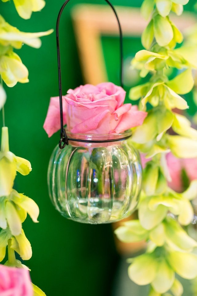 Обои цветы, розы, бутон, баночка, flowers, roses, bud, jar разрешение 1920x1200 Загрузить