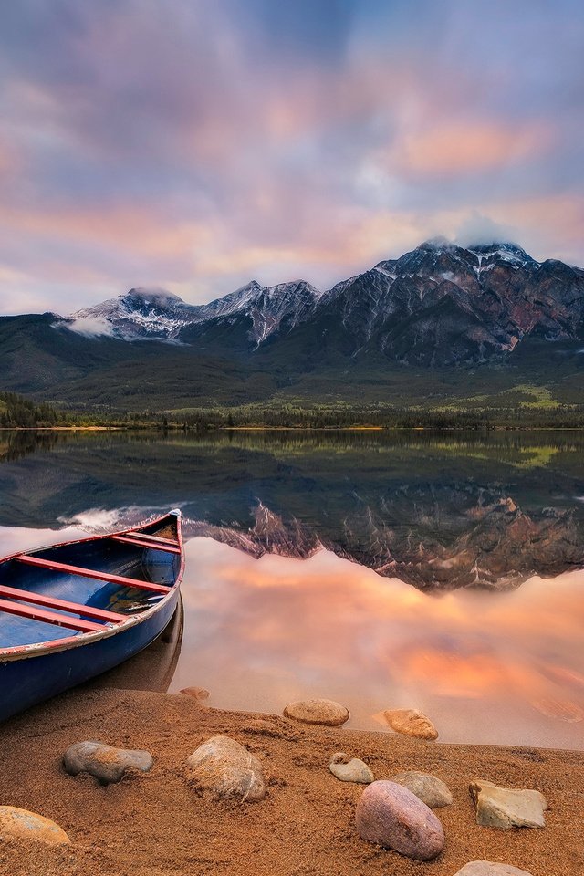 Обои озеро, горы, природа, пейзаж, лодка, lake, mountains, nature, landscape, boat разрешение 1920x1200 Загрузить