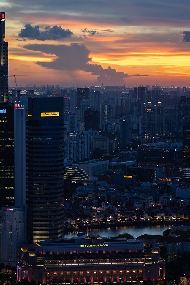 Обои небо, здания, облака, сумерки, огни, сингапур, вечер, городской пейзаж, закат, отель фуллертон, город, небоскребы, китай, the sky, building, clouds, twilight, lights, singapore, the evening, the urban landscape, sunset, the hotel fullerton, the city, skyscrapers, china разрешение 1920x1080 Загрузить